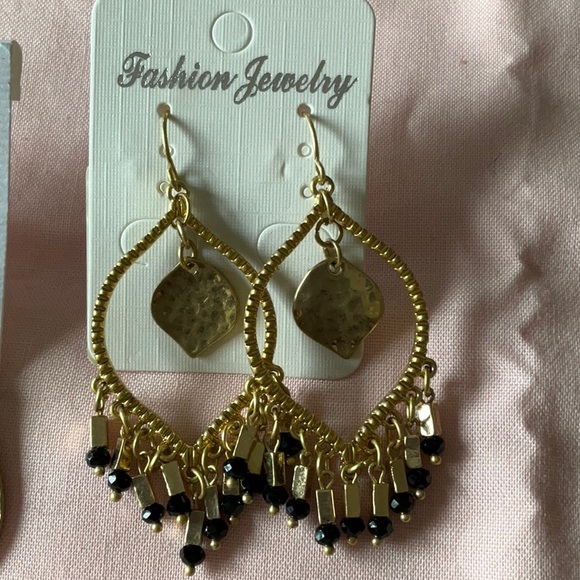 Silverfox Costume Jewelry Earrings,    6 Pair of Assorted Earrings 🔥🔥❤️❤️💙💙 - Picture 7 of 7